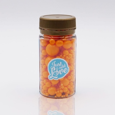 Frasco transparente com esferas laranjas e etiqueta azul com texto 