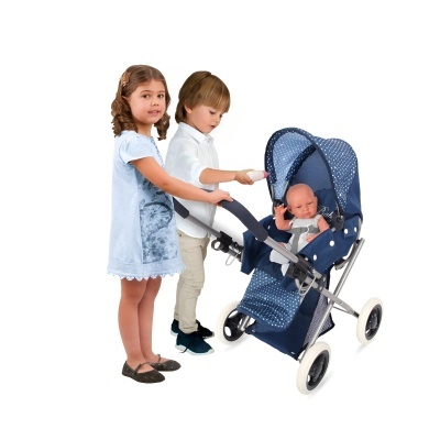 Carrinho de bonecas azul com padrão de bolinhas e duas crianças a brincar com ele