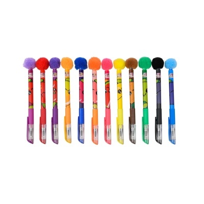 Doze canetas coloridas com pompons e tampas transparentes em fila sobre fundo branco