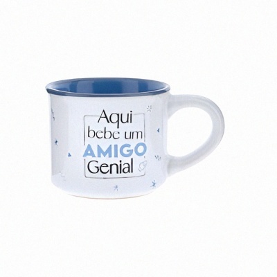 Caneca branca e azul com frase Aqui bebe um AMIGO Genial