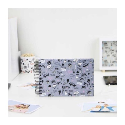 Álbum fotográfico com capa cinzenta decorada