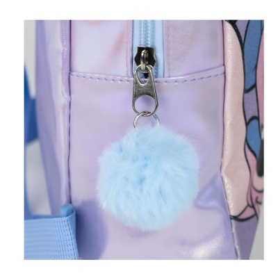 Pompom de pelúcia azul preso ao fecho de saco lilás brilhante com alça azul