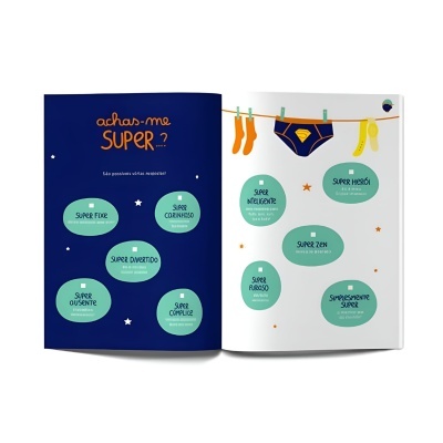 Livro aberto com texto e ilustrações de roupa pendurada no estendal