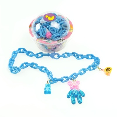 Colar de corrente azul com pingentes de ursinhos e peixe