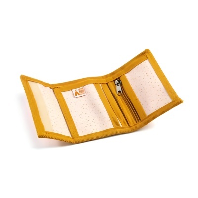 Carteira trifold branca com pintas castanhas e bordas amarelo mostarda aberta