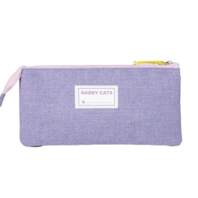 Estojo lilás com fecho amarelo e etiqueta GABBY CATS
