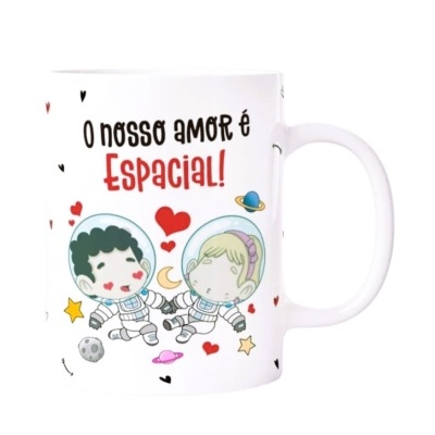 Caneca branca com desenho de astronautas e texto sobre amor