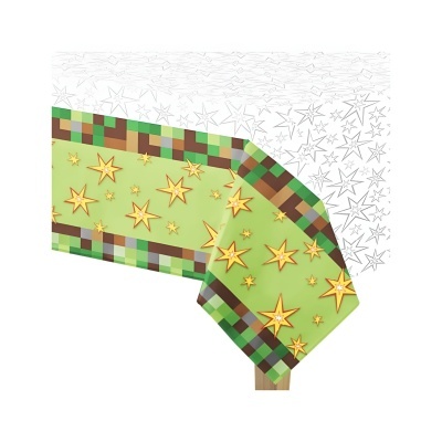 Toalha de mesa verde com estrelas amarelas e borda quadriculada colorida sobre mesa de madeira