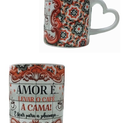 Caneca cerâmica asa coração "Amor é"