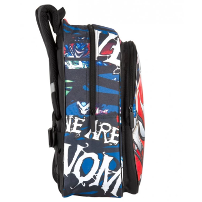 Mochila colorida com texto WE ARE VOMA lateralmente