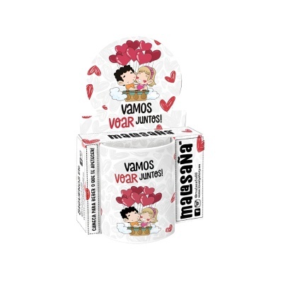 Copo cerâmico com desenho de casal e coração, embalagem branca com texto e logótipo Malesaña