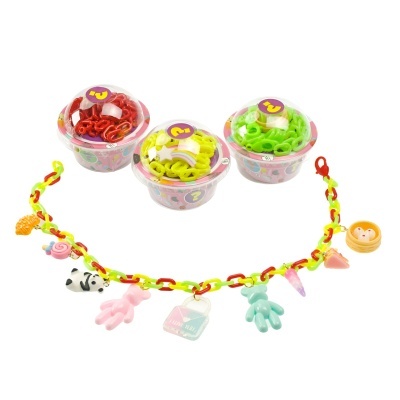 Conjunto de bijutaria infantil com elásticos coloridos e pulseira com pendentes