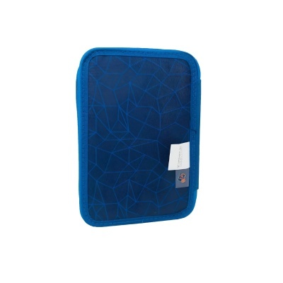 Estojo azul com padrão geométrico e etiquetas visíveis.