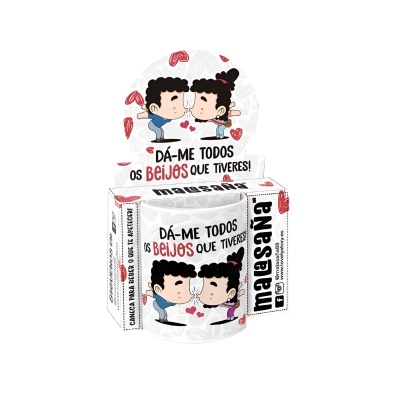 Copo branco com ilustração de casal e texto romântico, embalagem branca semelhante