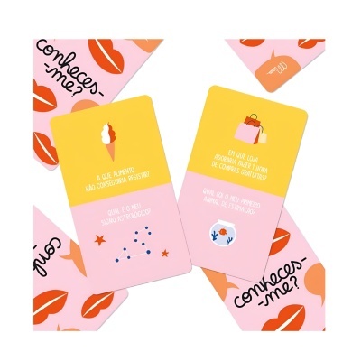 Cartas coloridas com perguntas em português em fundo decorado com lábios e texto.