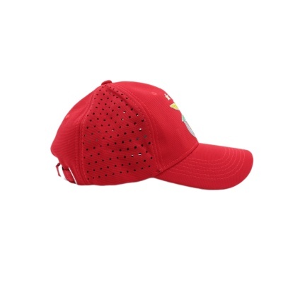 Boné vermelho esportivo com detalhes perfurados e ajuste traseiro