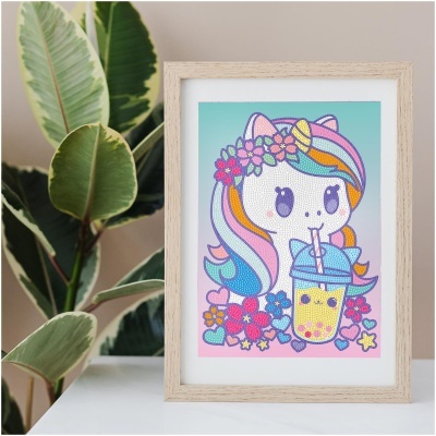 Moldura com ilustração de gato unicórnio colorido segurando bebida, com flores e fundo azul-rosa.