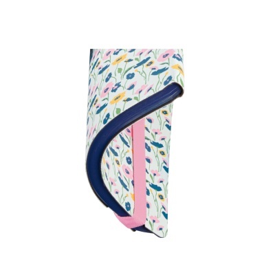 Estojo retangular branco com padrão floral colorido e fecho rosa