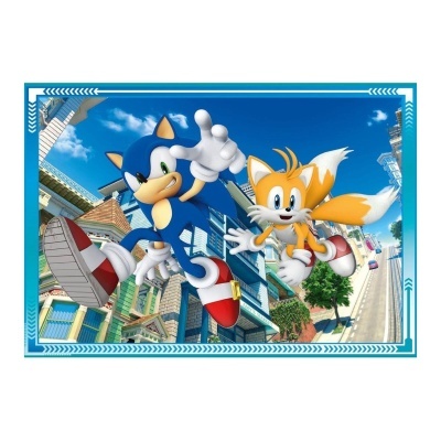 Desenho colorido de Sonic azul e Tails amarelo em pose dinâmica numa cidade com edifícios e céu azul