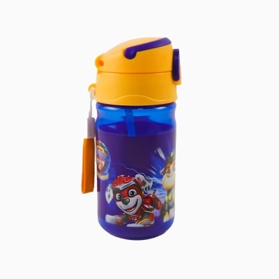 Garrafa de água azul com tampa amarela e personagens de desenhos animados