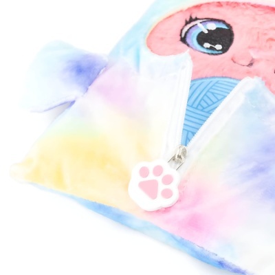 Objeto macio colorido com fecho e rosto animado