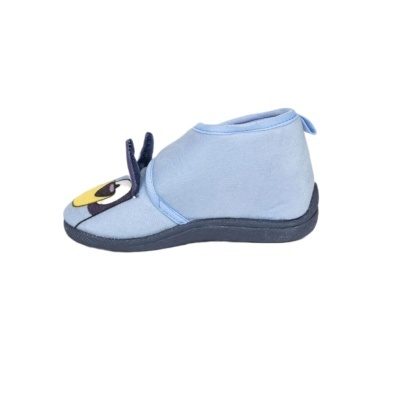 Pantufa infantil azul clara com sola preta e detalhe de rosto animado