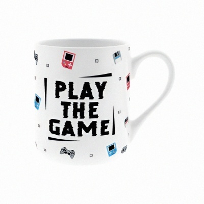 Caneca branca com texto PLAY THE GAME e desenhos de consolas e comandos de jogo.
