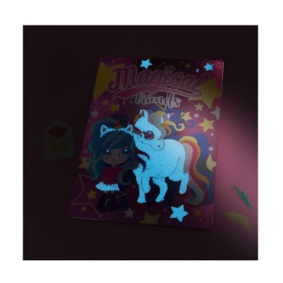 Capa de livro infantil com unicórnio e personagem feminina, com texto 