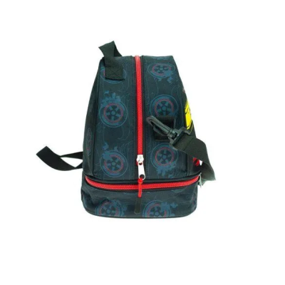 Mochila triangular preta com padrões azuis e vermelhos e fecho vermelho