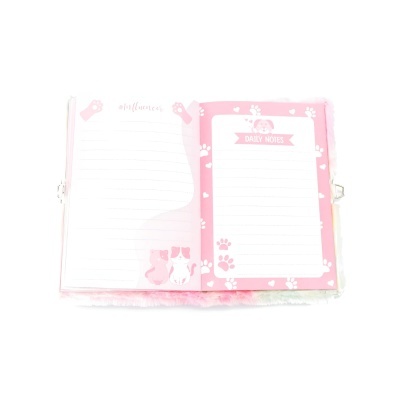 Livro de notas aberto com capa rosa e desenhos de gatos