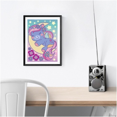 Quadro decorativo com desenho de unicórnio sobre mesa clara e cadeira branca