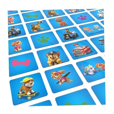 Cartas de jogo azuis com personagens de cães e símbolos coloridos sobre fundo branco.