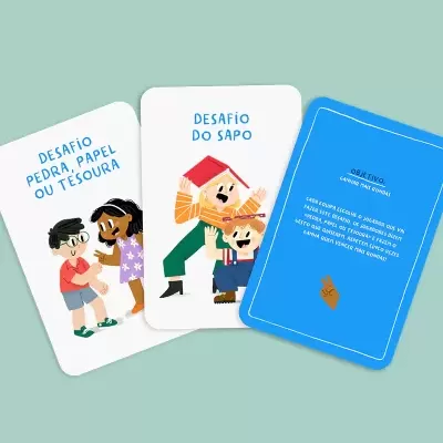 Três cartas de jogo coloridas com textos e ilustrações de crianças num fundo azul claro