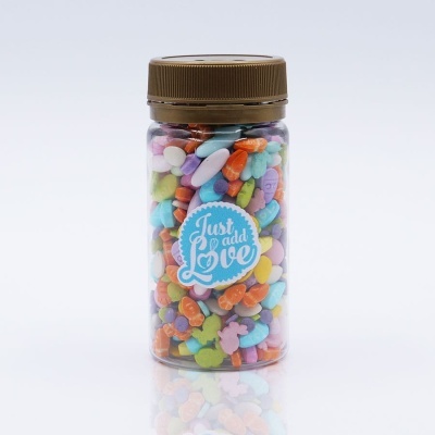 Frasco plástico com confeitos coloridos e etiqueta 'Just add Love'