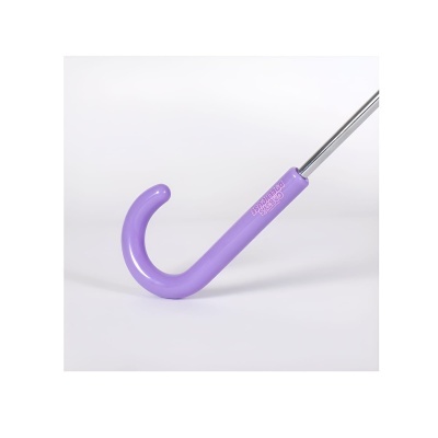 Cabo lilás em forma de gancho para guarda-chuva com texto 'NINA RICCI'