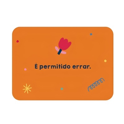 Tapete laranja com frase e decoração colorida