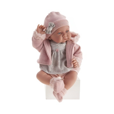 Boneca bebé vestida com roupa rosa e cinza sentada numa base branca