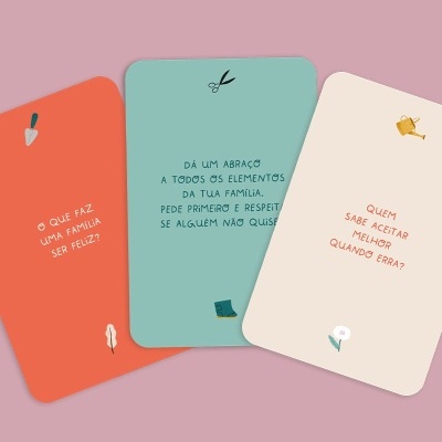 Três cartões coloridos com mensagens em português sobre família e aceitação, sobre fundo rosa.
