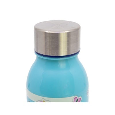 Garrafa térmica azul com tampa metálica prateada e etiqueta desenhada