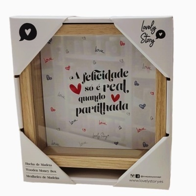 Cofre em madeira com tampa de vidro e texto decorativo