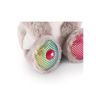 Pezinhos de peluche cinza claro com almofadas coloridas e estrelas vermelhas