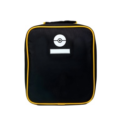 Mochila preta com acabamento amarelo e símbolo de pokébola