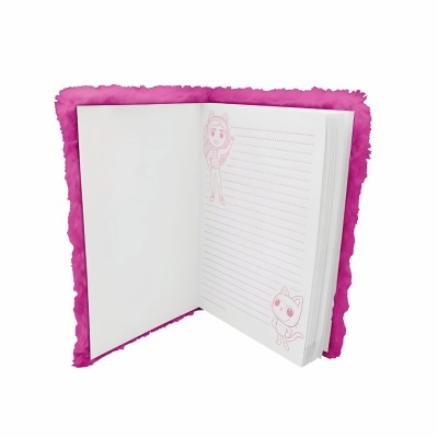 Caderno com capa rosa felpuda aberto mostrando páginas com linhas e desenhos de gatos cor-de-rosa