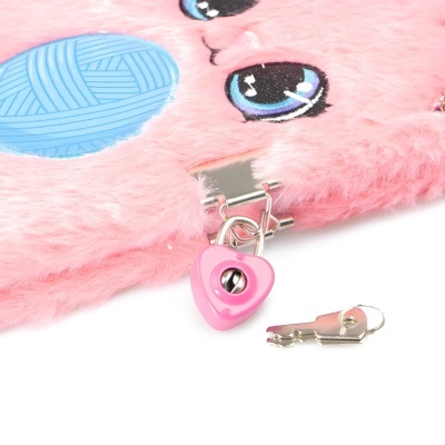 capa rosa felpuda com cadeado coração e chave