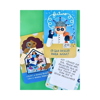 Cartões coloridos para reflexão pessoal com textos e ilustrações de crianças