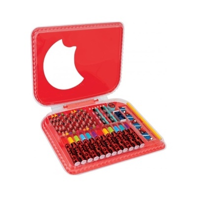 Estojo vermelho com materiais de desenho coloridos e acessórios decorados com tema de super-herói