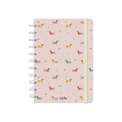 Caderno rosa com padrão de cães castanhos e texto.