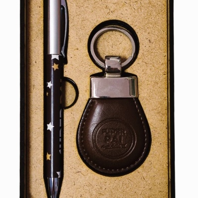 Caixa de madeira com esferográfica e porta chaves " Super Pai"