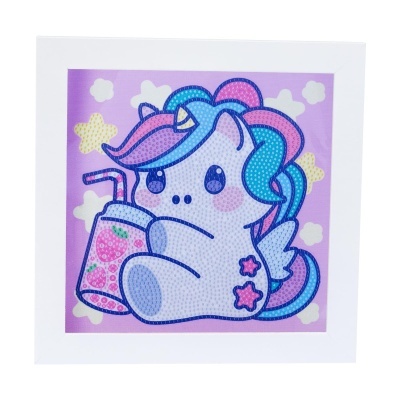 Ilustração de unicórnio fofo segurando copo num fundo lilás com estrelas