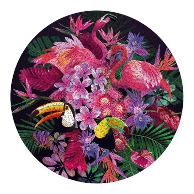 Puzzle redondo com flamingos, tucanos, flores e folhas em padrão colorido